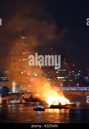 Foto muss Gutgeschrieben © Alpha Presse 066465 04/09/2016 ein 120 Meter langes Modell der Londons Skyline im 17. Jahrhundert steigen Sie auf der Themse in London als Teil der Londons Burning Festival der 350. Jahrestag der große Brand von London und seine Nachwirkungen zu markieren eingestellt ist. Stockfoto