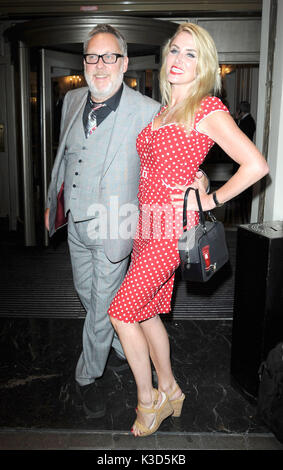 Foto muss Gutgeschrieben © Alpha Presse 078237 05/09/2016 Vic Reeves, und Frau Nancy Sorrell am TV Choice Awards 2016 im Dorchester Hotel in London statt. Stockfoto