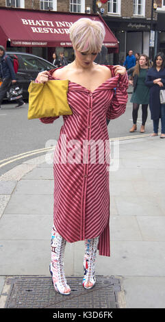 Foto muss Gutgeschrieben © Alpha Presse 080008 17/09/2016 Hatty Keane werden während der London Fashion Week Frühjahr Sommer 2017 Stockfoto