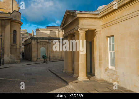 Die neoklassische Eingang in die Badewanne, ein georgischer Thermal Spa Haus, im Zentrum von Bath, Somerset, England. Stockfoto