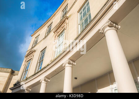Georgianische Architektur in Bath, Blick auf eine neoklassische Kolonnade am westlichen Ende der Bath Street im Zentrum der Stadt Bath, Somerset, England. Stockfoto