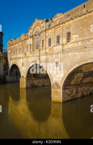 Bath City UK, Blick auf die Pulteney Bridge über den Fluss Avon in der Stadt Bath, Somerset, UK. Stockfoto