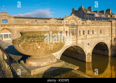 Bath City Pulteney, eine georgische Zierurne, die auf einer Steinbalustrade neben der berühmten Pulteney Bridge in der Stadt Bath, Somerset, England, liegt. Stockfoto