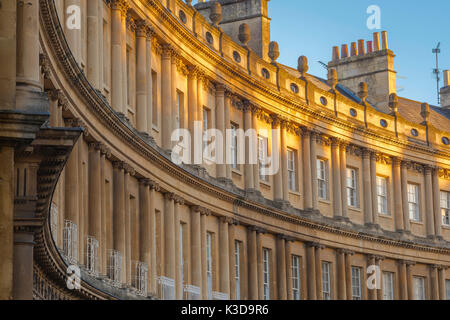 Bath England, Detail of The Circus, ein Satz von drei geschwungenen georgianischen Reihenbauten, die einen vollständigen zirkularen Raum in der Stadt Bath UK bilden. Stockfoto