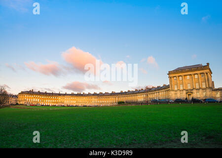 Badewanne Royal Crescent, weiten Blick auf den Royal Crescent - eine Reihe von 30 georgischen Reihenhäuser in einer geschwungenen Crescent im Zentrum von Bath, UK. Stockfoto