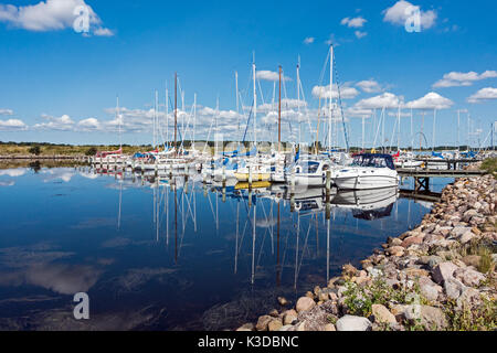 Schiffe in der Marina Fjordparken in West Aalborg Dänemark Europa Stockfoto