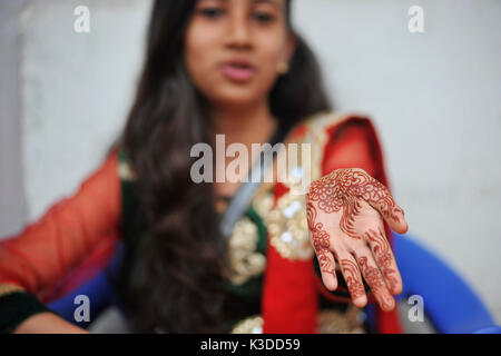 Kathmandu, Nepal. 02 Sep, 2017. Eine Nepalesische muslimischen Mädchen zeigt ihre Hände nach der Anwendung von Henna während der Feier der Bakra Eid oder Eid al-Adha, hat keine bestimmte Zeitdauer oder Id-ul-Azha am Samstag, September 02, 2017 in Kaschmir Jame Moschee, Kathmandu, Nepal. Bakra Eid, auch bekannt, ebenso wie das Eid al-Adha, hat keine bestimmte Zeitdauer oder Id-ul-Azha in Arabisch, ist ein "Fest der Opferung" und gefeiert als die Zeit zu geben und zu opfern. Die nepalesische Regierung kündigte eine Feiertag anlässlich der Bakra Eid oder Eid al-Adha, hat keine bestimmte Zeitdauer oder Id-ul-Azha, einer der beiden großen Festivals für Muslime weltweit. Credit: Narayan Maharjan/Pacific Press/Alamy leben Nachrichten Stockfoto