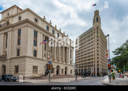 San Antonio, Texas - Juni 5, 2014: Street Scene mit Gebäude und Menschen in der Innenstadt von der Stadt San Antonio in Texas, USA Stockfoto