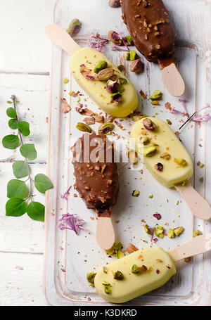 Schokolade Eis Eis am Stiel auf ein weißes Holzbrett. Ansicht von oben Stockfoto