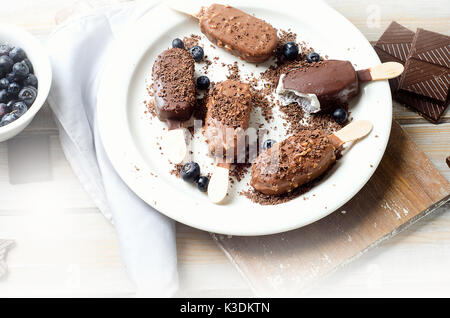 Schokolade Eis Eis am Stiel auf weiße Platte. Stockfoto