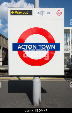 Acton Town Station in West London, Großbritannien Stockfoto