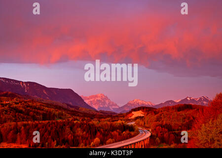 Deutschland, Bayern, Oberbayern, Blaues Land (Region), Pfaffenwinkel, Autobahn A95 München - Garmisch, Estergebirge, Zugspitze, Wettersteingebirge, Kramer, Ettaler Manndl, Laber, Ammergauer Alpen, Stockfoto