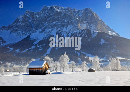 Österreich, Tirol, Ehrwalder Becken (Becken), Scheunen, Zugspitze (Berg), Zugspitz massiv, Stockfoto