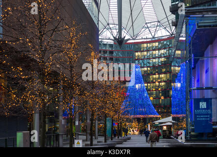 Weihnachten im Sony Center am Potsdamer Platz (Potsdamer Platz), Berlin, Deutschland, Stockfoto