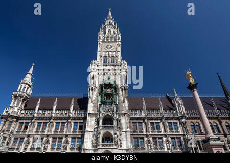 Mariensäule vor dem Neuen Rathaus am Marienplatz, München, Altstadt, Oberbayern, Bayern, Deutschland, Stockfoto