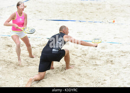 Moskau, Russland - 31. Mai 2015: Natalia Ilyukhina und Stanislav Zaichenko im Match der Russischen Beach Tennis Meisterschaft. 120 Erwachsene und 28 Jugendliche an Stockfoto