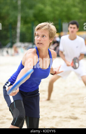 Moskau, Russland - 31. Mai 2015: Daria Churakova und Nikita Burmakin im Match der Russischen Beach Tennis Meisterschaft. 120 Erwachsene und 28 junge Athleten Stockfoto