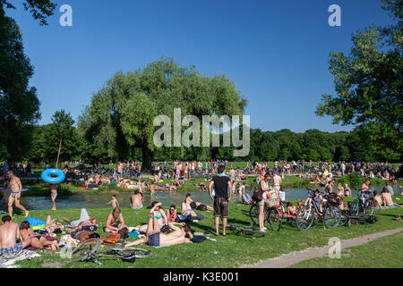 Sommer in den Schwabinger Bach, englischen Garten mit dem Monopteros