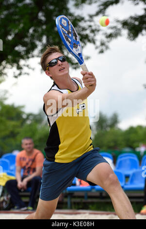 Moskau, Russland - 31. Mai 2015: Nikolay Guriev im Match der Russischen Beach Tennis Meisterschaft. 120 Erwachsene und 28 junge Athleten konkurrieren in der tourn Stockfoto