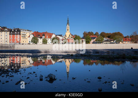 Blick über die Isar von Bad Tölz mit der Stadt die Pfarrkirche Mariä Himmelfahrt, Oberbayern, Bayern, Deutschland, Stockfoto