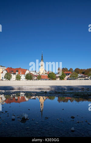 Blick über die Isar von Bad Tölz mit der Stadt die Pfarrkirche Mariä Himmelfahrt, Oberbayern, Bayern, Deutschland, Stockfoto