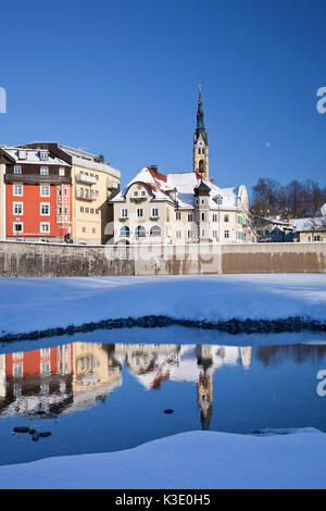 Blick über die Isar von Bad Tölz mit der Stadt die Pfarrkirche Mariä Himmelfahrt, Oberbayern, Bayern, Deutschland, Stockfoto