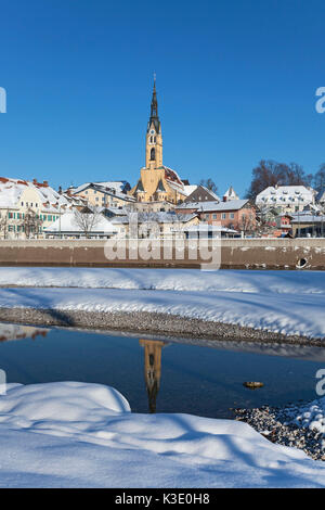 Blick über die Isar von Bad Tölz mit der Stadt die Pfarrkirche Mariä Himmelfahrt, Oberbayern, Bayern, Deutschland, Stockfoto