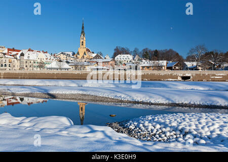 Blick über die Isar von Bad Tölz mit der Stadt die Pfarrkirche Mariä Himmelfahrt, Oberbayern, Bayern, Deutschland, Stockfoto