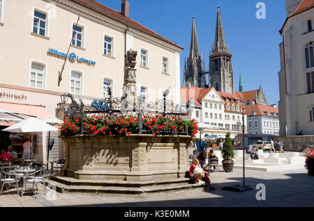 Regensburg, laufen gut, Neupfarrplatz (Quadrat), imperiale Stadt Wells, 1567, Dom St. Peter, Café, Stockfoto