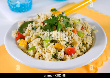 Vegetarisches Gericht, Taboulé, couscous Salat, libanesischen Petersilie Salat, weiße Platte, Stockfoto