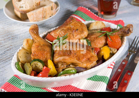 Fleischgericht, Hähnchenschenkel, Ratatouille, Gemüse, gebackene im Brennofen, Stockfoto