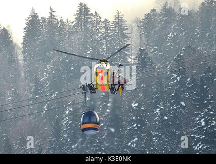 Deutschland, Bayern, Rettungshubschrauber, Seilbahn, Gondel, Winter, Antenne Rettung, Stockfoto