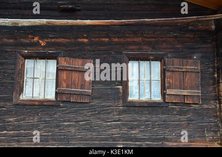 Ländliche Idylle, Holzhütte, Fenster, Stockfoto