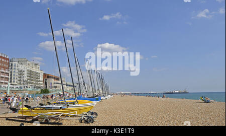 England, East Sussex, Brighton, Aussicht am Strand entlang zum Pier, Stockfoto