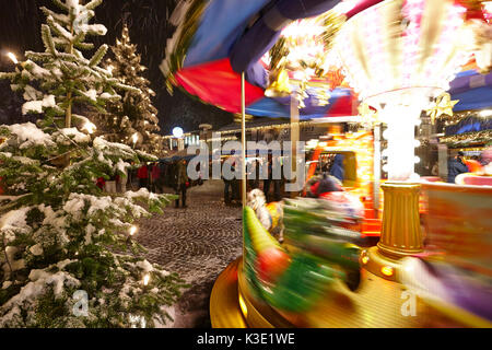 Weihnachtsmarkt Garmisch-Partenkirchen in der Nacht, Stockfoto