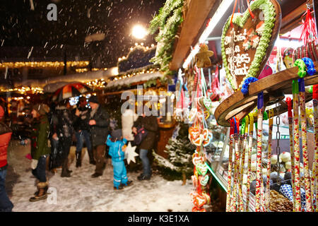 Weihnachtsmarkt Garmisch-Partenkirchen in der Nacht, Stockfoto