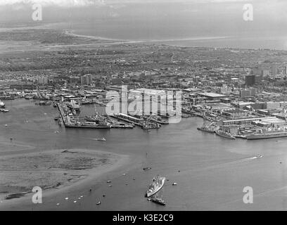 Luftaufnahme von Portsmouth Harbour und Naval Dockyard mit der Stadt Portsmouth im Hintergrund, Portsmouth, Hampshire, England, UK - 13. Mai 1985 Stockfoto