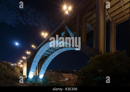 Grand Hrazdan Brücke Eriwan, Armenien die Kievyan Brücke Ansicht von unten. Eine gewölbte Brücke über den Fluss Hrazdan in Eriwan. Stockfoto