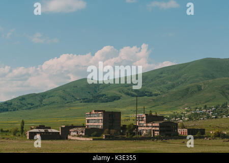 Alten, verlassenen Fabrikgebäude in Armenien Stockfoto