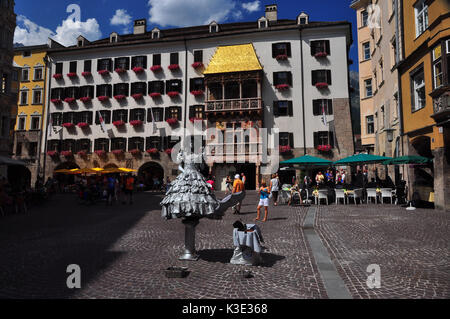 Österreich, Tirol, Innsbruck, Stadtzentrum, goldenes Dachl, Pantomime, Stockfoto