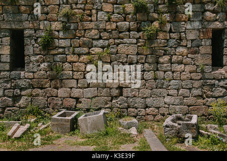 Steinmauer des alten Schlosses Stockfoto