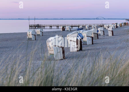 Seebrücke am Strand auf dem Steinwarder im Hintergrund die Fehmarn sound Bridge, Heiligenhafen, Ostholstein, Schleswig-Holstein, Deutschland, Stockfoto