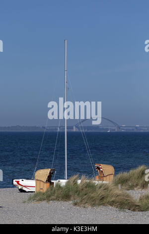 Baltic Beach im Hintergrund Fehmarn sound Bridge, Graswarder, Heiligenhafen, Holstein, Kreis Ostholstein, Schleswig-Holstein, Deutschland, Stockfoto