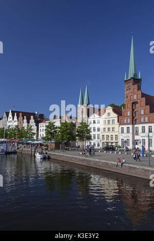 St. Peter's Kirche mit Häusern in der obertrave, Hansestadt Lübeck, Schleswig-Holstein, Deutschland, Stockfoto