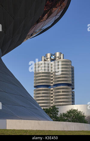 BMW-Museum und die BMW-Vierzylinder, München, München, Oberbayern, Bayern, Deutschland, Stockfoto