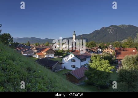 Blick über Lenggries mit der Pfarrkirche St. Jakob gegen das Brauneck (Berg), Oberbayern, Bayern, Deutschland, Stockfoto