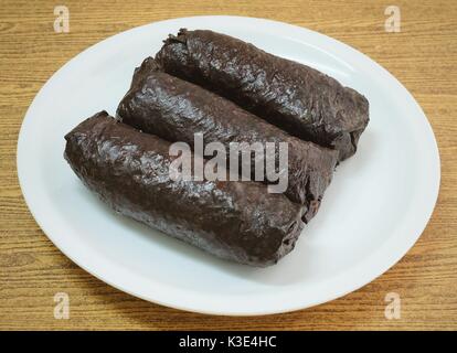 Japanische Küche, Traditionelle ungeschnitten Japanischen Reis Maki Sushi Roll mit Nori Algen. Stockfoto