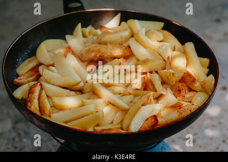 Bratkartoffeln in der Pfanne Stockfoto