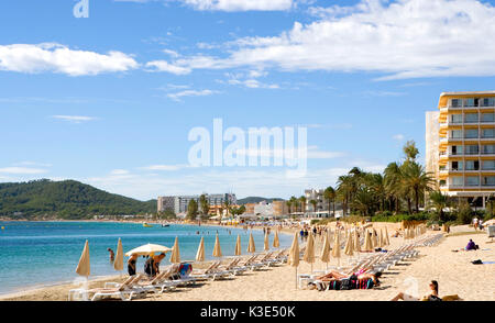 Platja d'en Bossa schöner, 3 km langer dem Strand - Hotels - beliebter Touristenort - reges Nachtleben - viele Diskotheken - Restaurants - Cafés Stockfoto