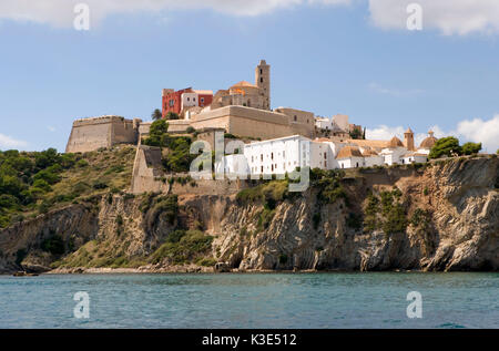 Eivissa - Hauptstadt von Ibiza - Blick auf die Altstadt Dalt Vila, die Kathedrale Santa Maria de las Nieves - ältestes Bauwerk von Dalt Vila-Stadt Stockfoto